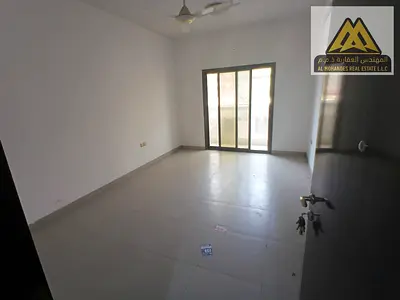 بلكونة مميزة | مطبخ مغلق | تكييف مركزي | موقع حيوي في الجرف 3 | قريب من السوق الصيني | قريب من مركز القبائل | قريب من جميع الخدمات | سهولة الوصول