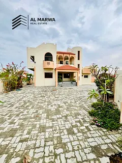 Coner Unit |Spacious & Bright 5-Master BedRoom Garden with 15 to 20 Car Parking space Big Villa