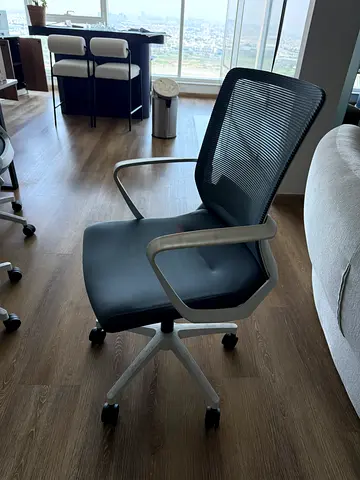 Ergonomic mesh office chair with wheels - good condition
