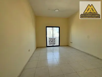 شقة واسعة ببلكونة وإطلالة مميزة وتكييف مركزي في قلب النعيمية بموقع حيوي قريب من جميع الخدمات