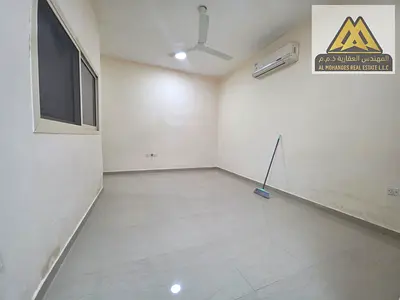 استديو بمساحة مناسبة وتصميم عملي. تكييف سبليت يوفر راحة وكفاءة عالية. تشطيبات جيدة ومساحة مريحة للسكن. إضاءة طبيعية وتهوية ممتازة.