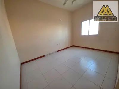 تتميز بتصميم عملي ومساحة مناسبة، مع 2 حمام ومطبخ مغلق وتكييف سبليت، في موقع مميز على شارع رئيسي قريب من شارع الشيخ عمار وسهل المخرج إلى الشارقة ودبي