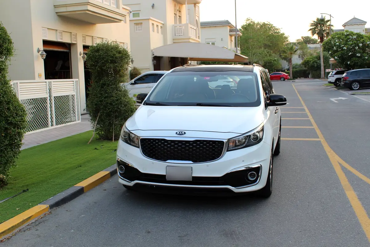 Kia Carnival 2015 — photo 1 of 8