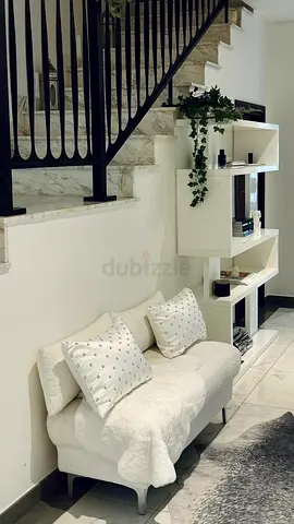 Compact tufted bench/sofa in white
