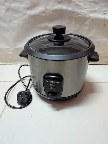 Frigidaire stainless steel rice cooker, It has a 1-liter capacity..