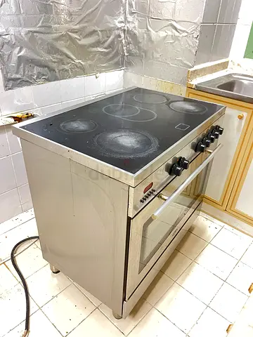 Freestanding electric cooker with glass-ceramic hob and oven - used