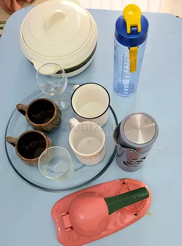 10 pcs Mixed kitchenware set — bottles, mugs, thermos and serving bowl in Good Condition