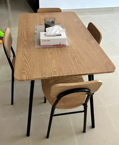 Wooden dining table with 4 matching chairs - Excellent condition