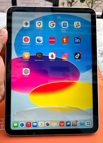 I pad 256 GB very good condition with Warranty for Sale 1999 Aed