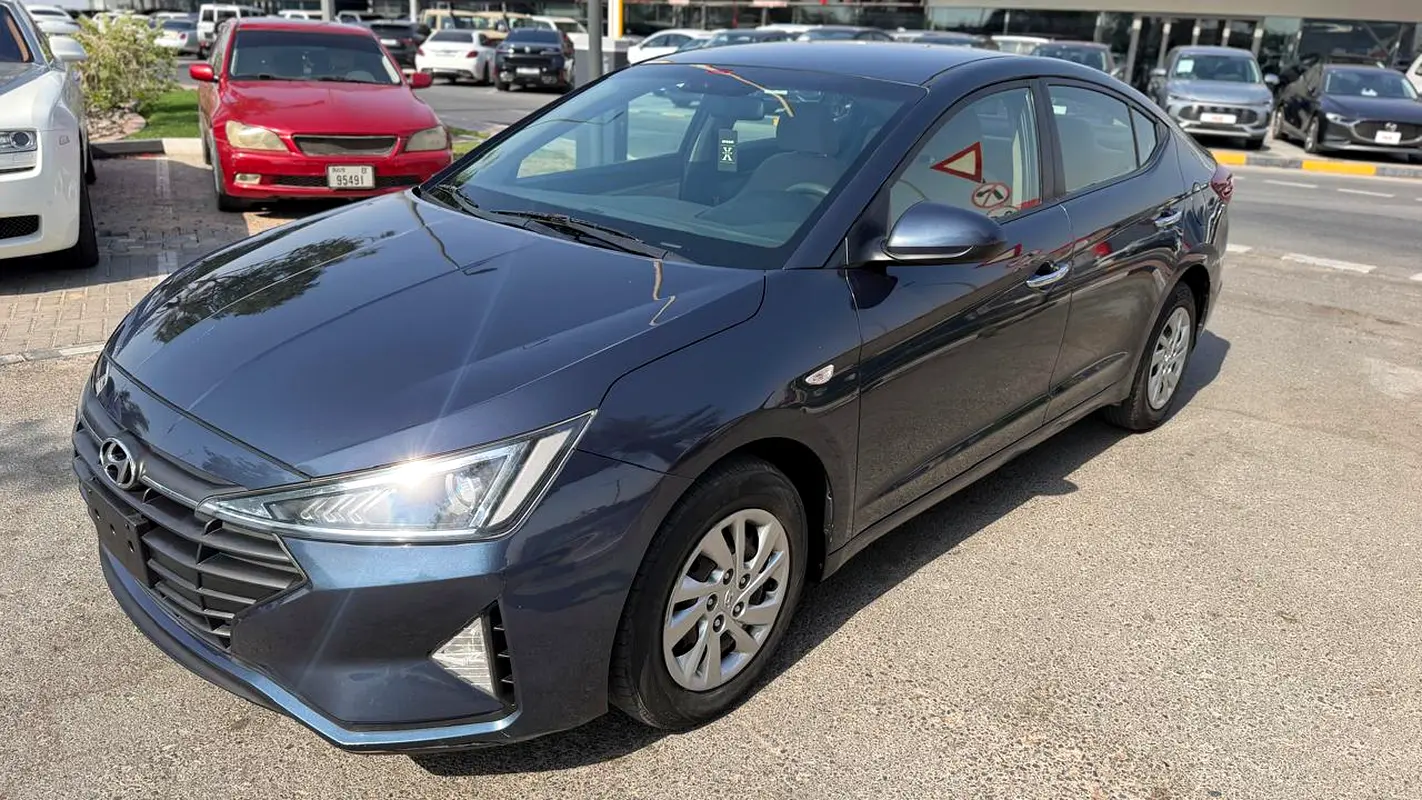 Hyundai Elantra 2020 — photo 1 of 8