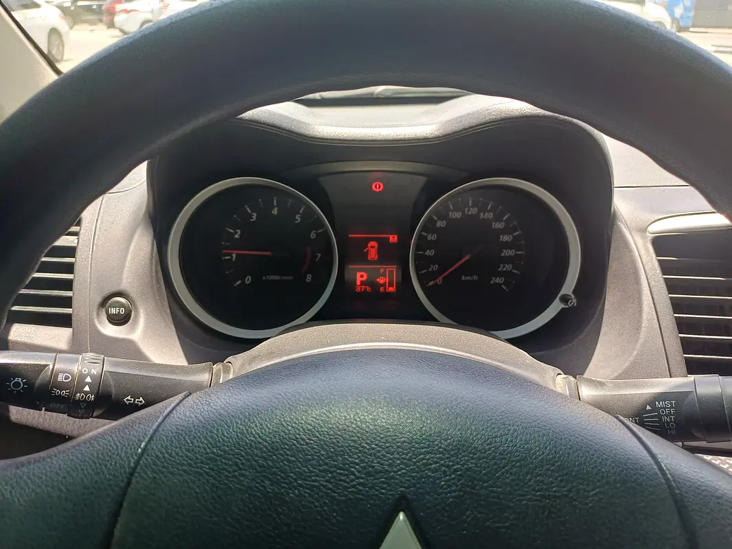 Mitsubishi Lancer 2015 — photo 1 of 8