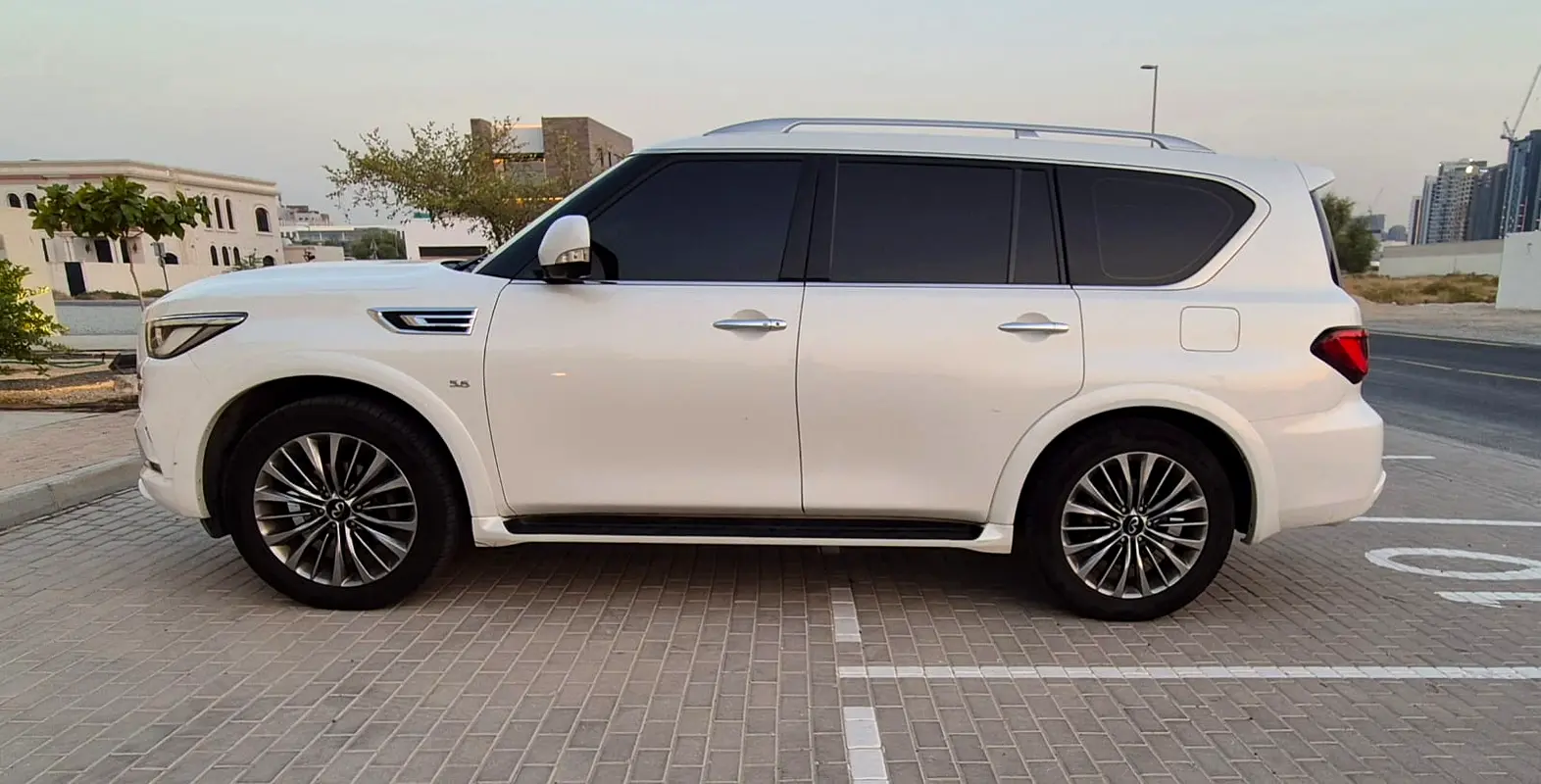 Infiniti QX80 2018 — photo 1 of 6