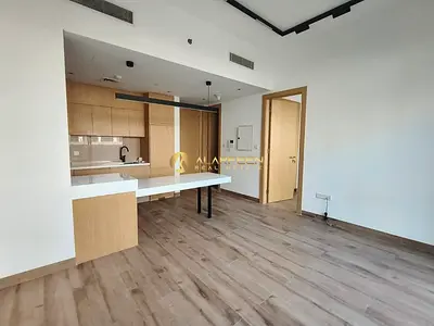 Spacious Unit | Fitted Kitchen | Prime Location