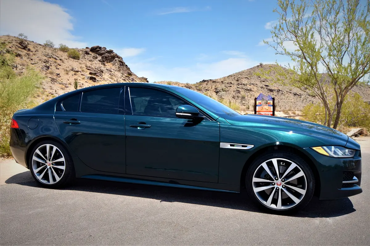 Jaguar XE 2017 — photo 1 of 17