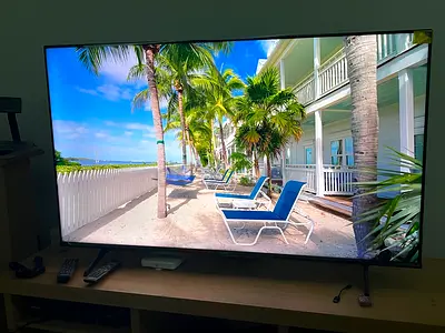 Hisense 55” QLED 4K Smart TV (55E7H) | Original Box  Remote | Excellent Condition