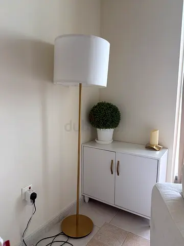 White modern floor lamp (IKEA) with gold base - in perfekt condition