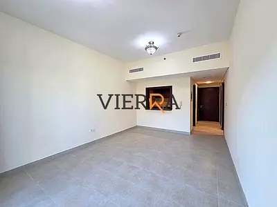 شاغر | مع غرفة تخزين | بحالة جيدة