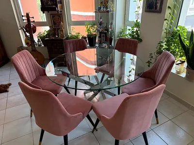 Round glass dining table and 6 chairs