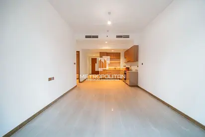 Vacant| Unfurnished| Kitchen equipped| Canal View