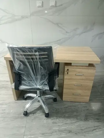 Hi I want to office table with Chris brand new