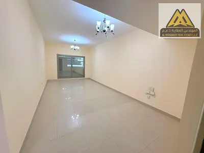 تتميز الشقة بمساحة كبيرة جدًا توفر أعلى مستويات الراحة للعائلات، وتتكون من غرفتي نوم ماستر، وصالة واسعة، وخزائن حائط، وبلكونة بإطلالة مفتوحة تمنح الشق