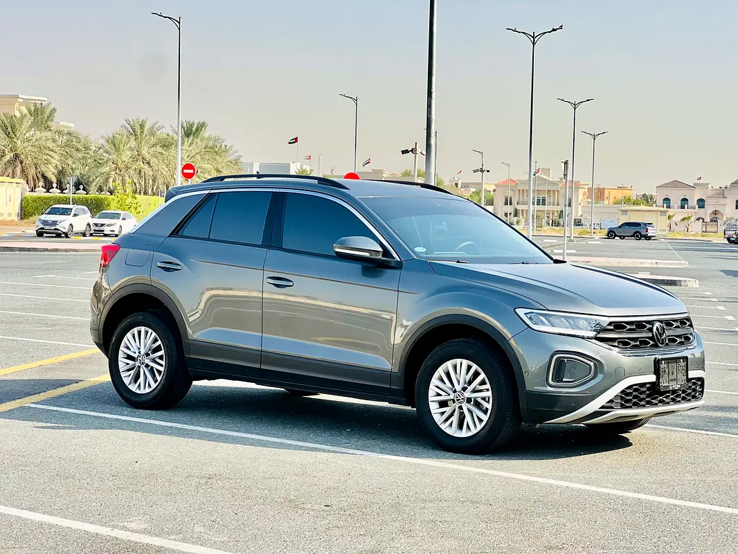 Volkswagen T-Roc 2023 — photo 1 of 20