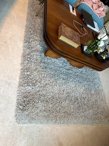 Offwhite shaggy rug - good condition, 1.5 x 2m approx. Pick up from Palm Jumeirah