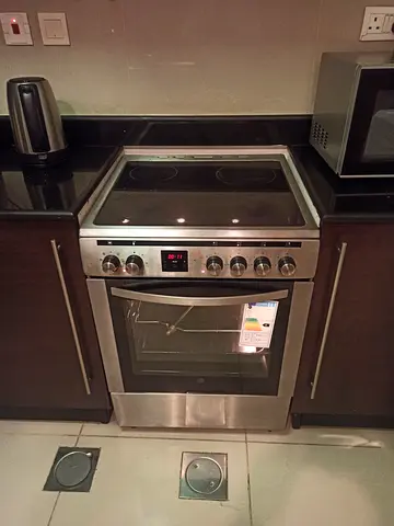 Hoover 4 hubs electric ceramic cooker like new condition