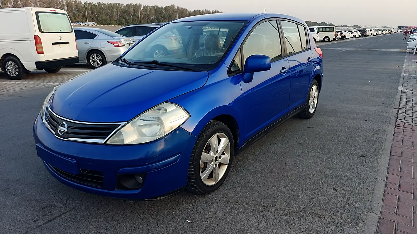 Nissan Tiida 2012 — photo 1 of 19