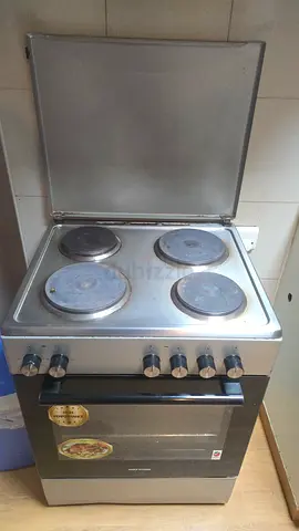 Used freestanding electric cooker with 4 hotplates and oven - good working condition