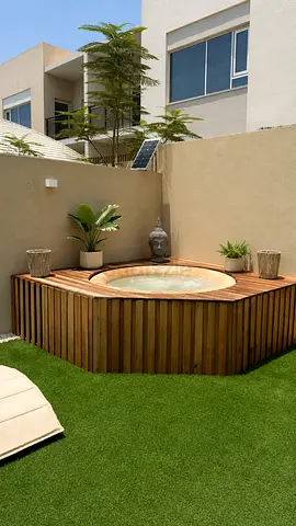 Whirlpool Hot tub + surround