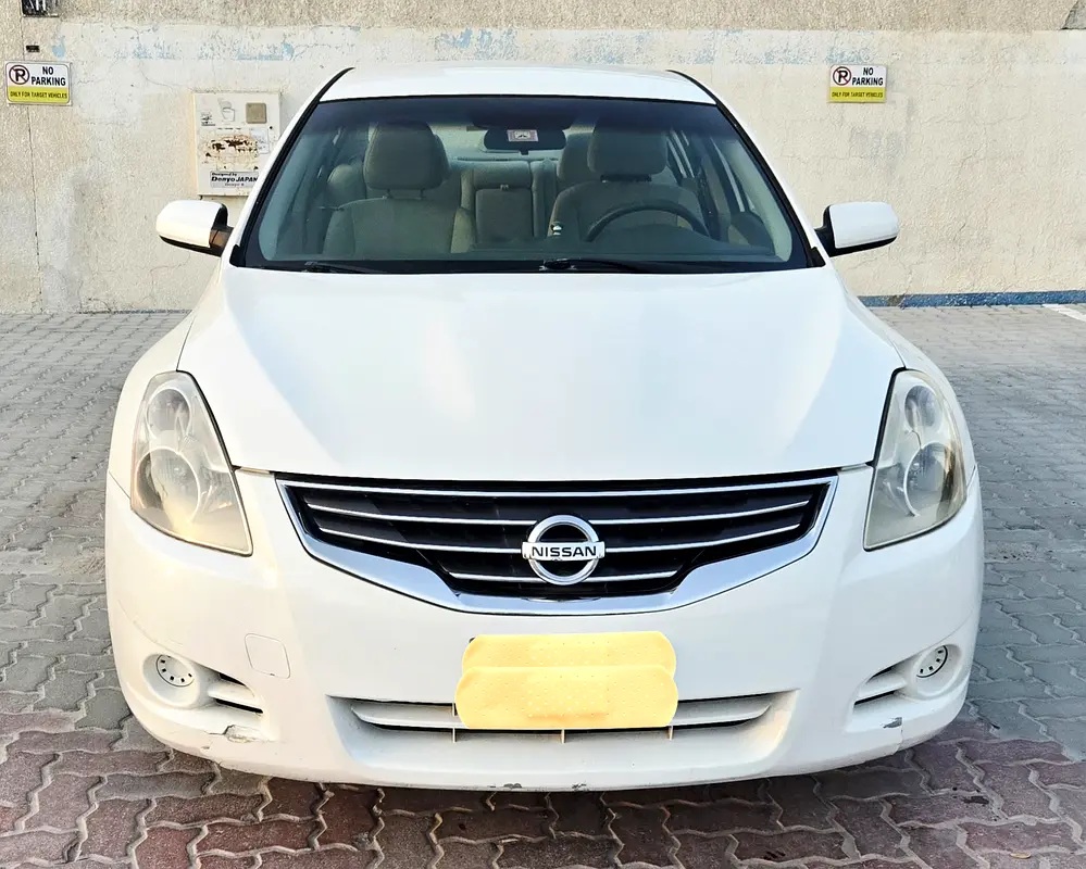 Nissan Altima 2012 — photo 1 of 11