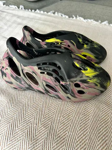 Yeezy Foam Runner style slip-on shoes - Carbon color, size 41-42