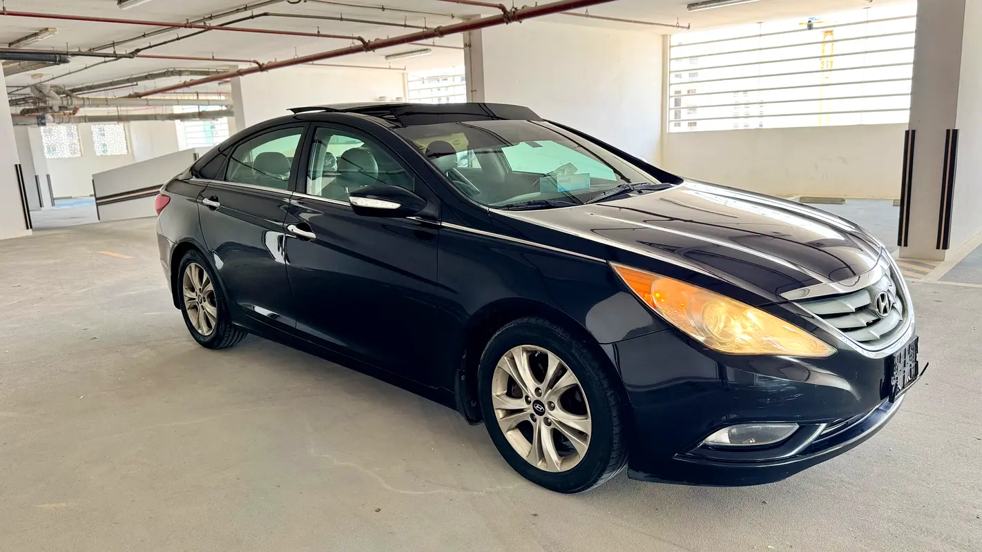Hyundai Sonata 2012 — photo 1 of 10