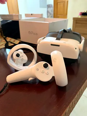 Pico Neo 3 VR Headset with Controllers - Great Condition
