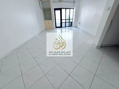 🏡 للإيجار السنوي في المجاز 3 – الشارقة | غرفتان وصالة | عقد عائلي | 2 بلكونة | خزائن بالحائط | 4 أو 6 دفعات