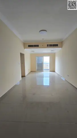 ارقي شقة غرفتين وصالة اول ساكن مع استور , الجرف 3 | غرف كبيره مع خزائن بالحائط , صالة واسعه مع بلكون باطلاله مفتوحة | موقع حيوي علي مخرج دبي والشارقة