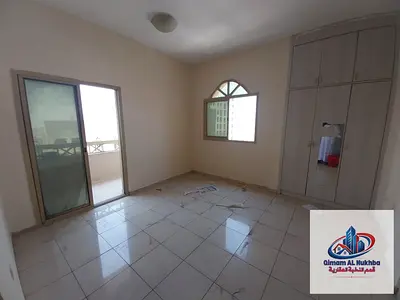 شقة مساحه كبيرة بلكون اطلاله بحرية مفتوحة خزائن حائط تكييف وغاز مركزى  موقع استراتيجي سهل الوصول الى مخرج دبي