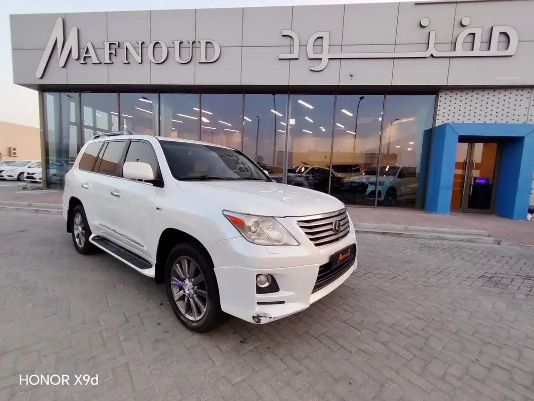 Lexus LX-Series 2010 — photo 1 of 17