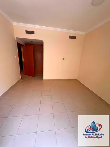 أجمل غرفتين وصالة فى الشارقة منطقة القليعة - بلكونة وموزع ووخزائن فى الحائط - مطبخ وعدد 2 حمام تشطيب سوبر ديلوكس