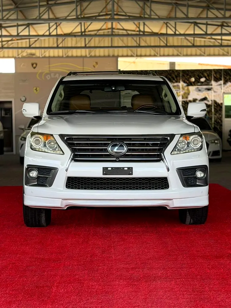 Lexus LX-Series 2015 — photo 1 of 20