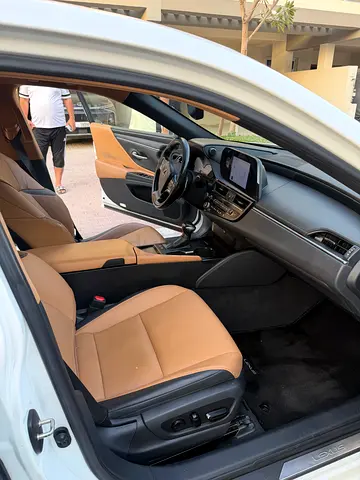 2023 Lexus ES 300h GCC | Full Option | Excellent Condition 2. Lexus ES 300h Hybrid | GCC Specs |