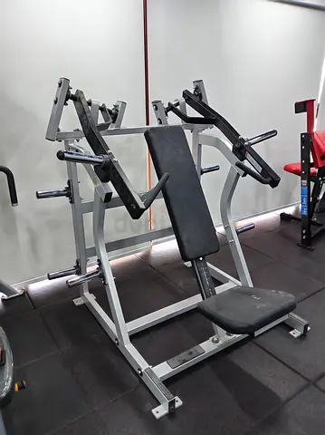 Plate loaded chest press gym machine