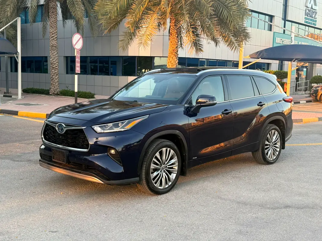 Toyota Highlander 2022 — photo 1 of 19