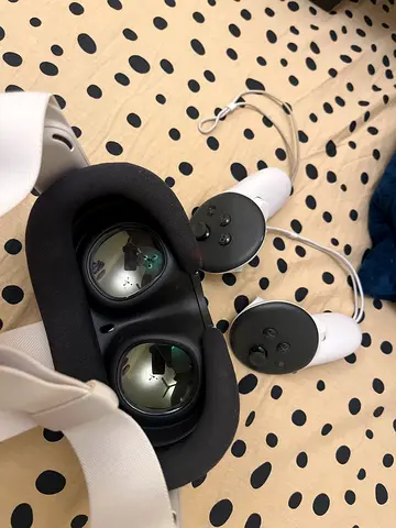 Meta Quest 3 VR Headset with Controllers (White) - Excellent Condition