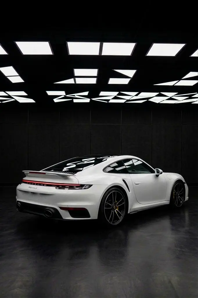 Porsche 911 2021 — photo 1 of 3