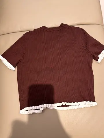 Brown ribbed short-sleeve top with white ruffle trim - womens