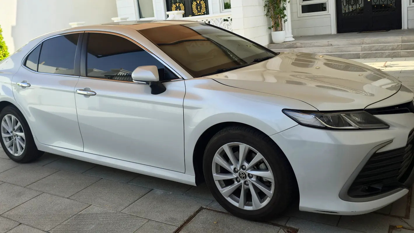 Toyota Camry 2023 — photo 1 of 15