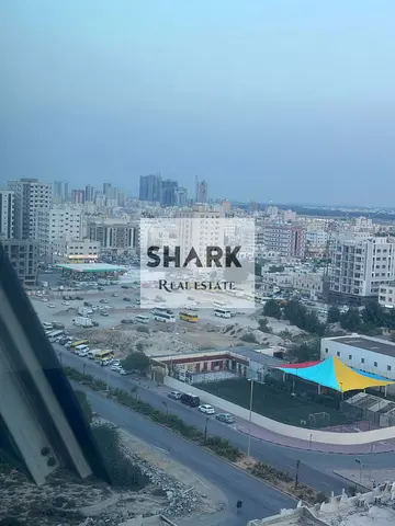 شقة غرفة وصالة بإطلالة مفتوحة على الشارقة في أبراج سيتي تاور | فرصة استثمارية مميزة | إجمالي 355,000 درهم