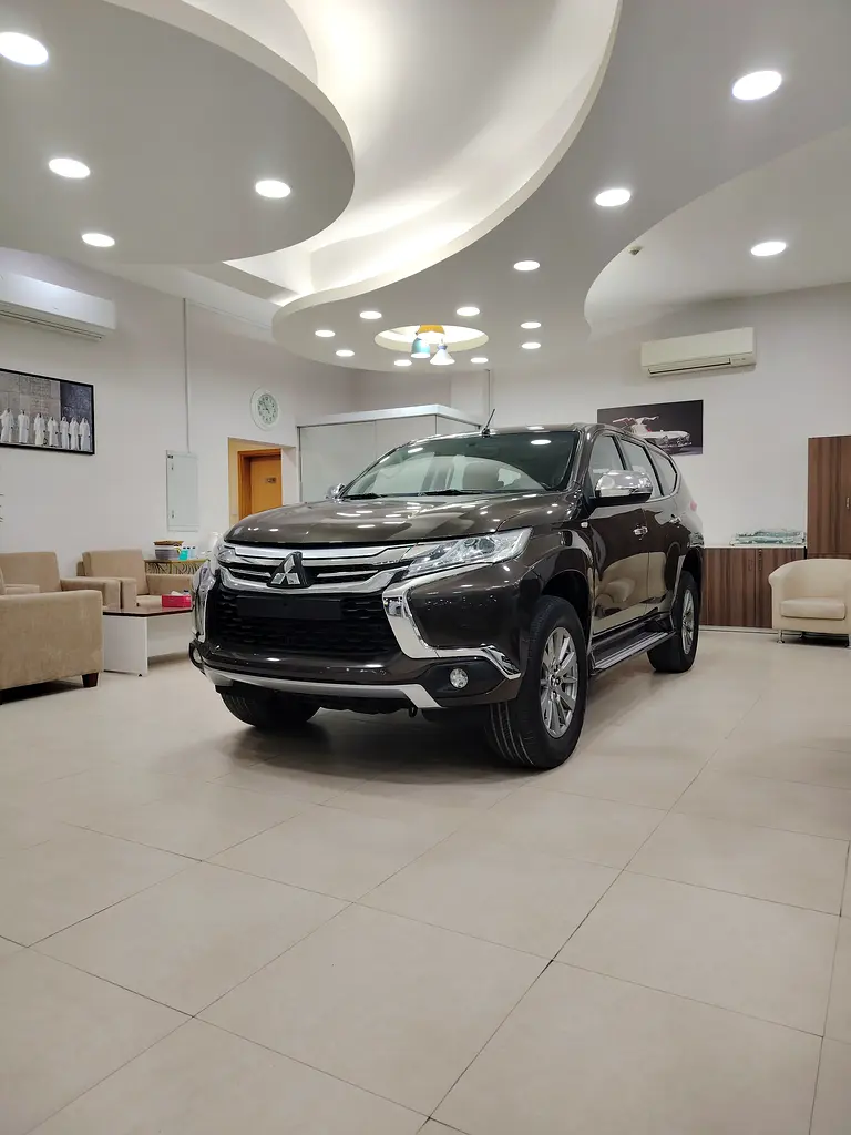Mitsubishi Montero Sport 2017 — photo 1 of 17